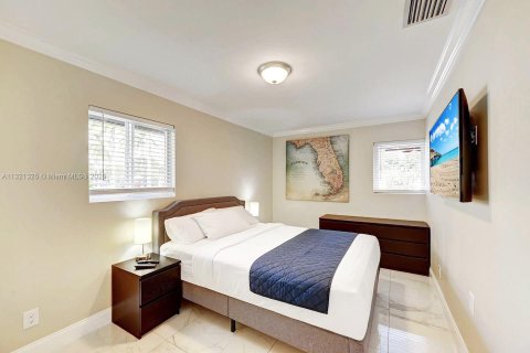 Villa ou maison à louer à Hollywood, Floride: 6 chambres, 232.26 m2 № 1979674 - photo 17