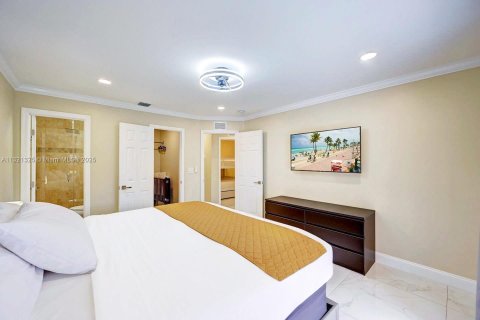 Villa ou maison à louer à Hollywood, Floride: 6 chambres, 232.26 m2 № 1979674 - photo 25