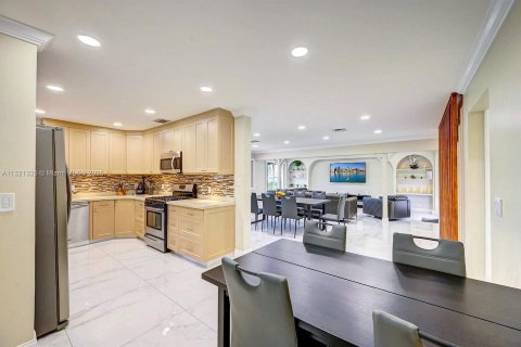 Villa ou maison à louer à Hollywood, Floride: 6 chambres, 232.26 m2 № 1979674 - photo 11