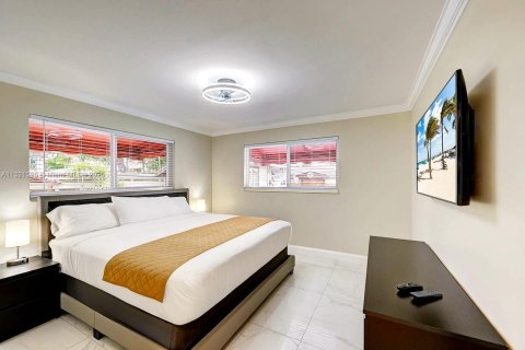 Villa ou maison à louer à Hollywood, Floride: 6 chambres, 232.26 m2 № 1979674 - photo 21