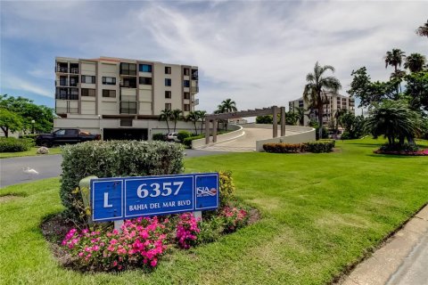 Condo in Saint Petersburg, Florida, 2 bedrooms  № 1831897 - photo 1