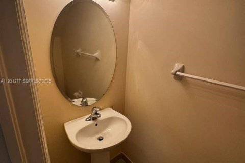 Снять в аренду таунхаус в Хомстед, Флорида 2 спальни, 119.84м2, № 1989842 - фото 17