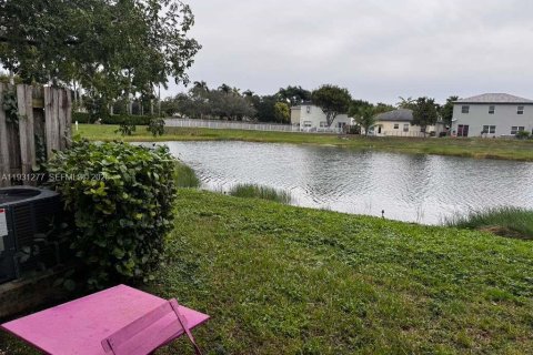 Снять в аренду таунхаус в Хомстед, Флорида 2 спальни, 119.84м2, № 1989842 - фото 6