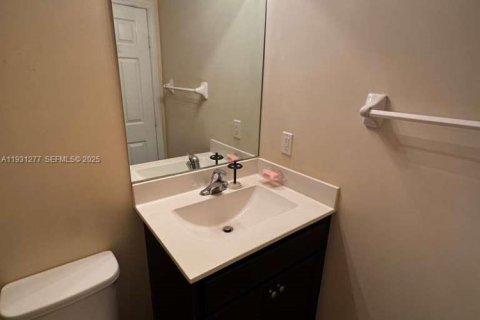 Снять в аренду таунхаус в Хомстед, Флорида 2 спальни, 119.84м2, № 1989842 - фото 13