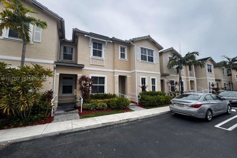 Снять в аренду таунхаус в Хомстед, Флорида 2 спальни, 119.84м2, № 1989842 - фото 1