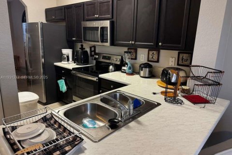 Снять в аренду таунхаус в Хомстед, Флорида 2 спальни, 119.84м2, № 1989842 - фото 4