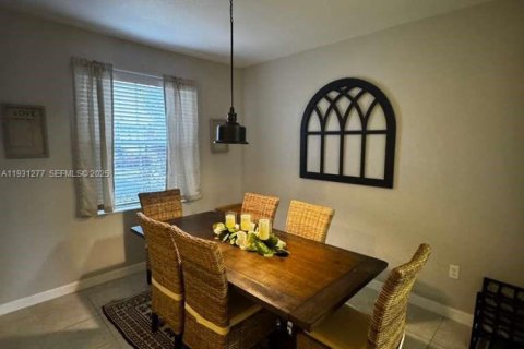 Снять в аренду таунхаус в Хомстед, Флорида 2 спальни, 119.84м2, № 1989842 - фото 7