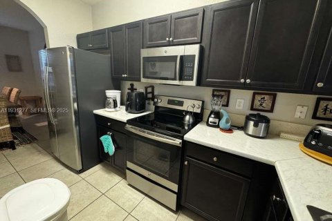 Снять в аренду таунхаус в Хомстед, Флорида 2 спальни, 119.84м2, № 1989842 - фото 3