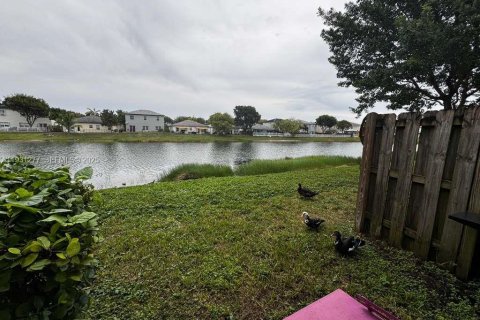 Снять в аренду таунхаус в Хомстед, Флорида 2 спальни, 119.84м2, № 1989842 - фото 5