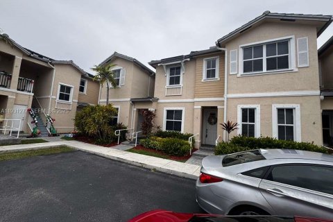 Снять в аренду таунхаус в Хомстед, Флорида 2 спальни, 119.84м2, № 1989842 - фото 2