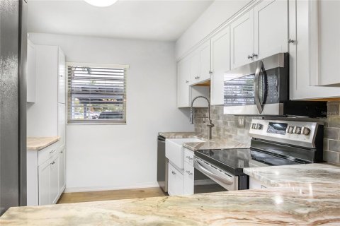 Condo in Fort Myers, Florida, 2 bedrooms  № 1673546 - photo 6