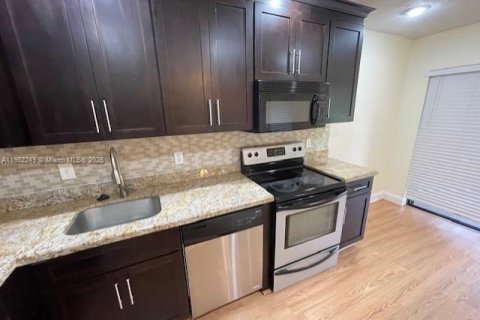 Townhouse in Pembroke Pines, Florida 3 bedrooms, 113.62 sq.m. № 1953747 - photo 3