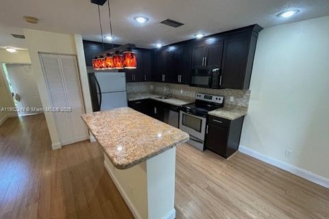 Townhouse in Pembroke Pines, Florida 3 bedrooms, 113.62 sq.m. № 1953747 - photo 1