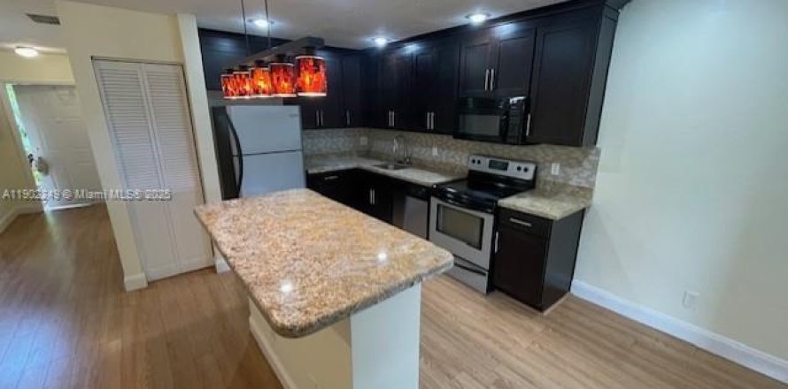 Townhouse in Pembroke Pines, Florida 3 bedrooms, 113.62 sq.m. № 1953747