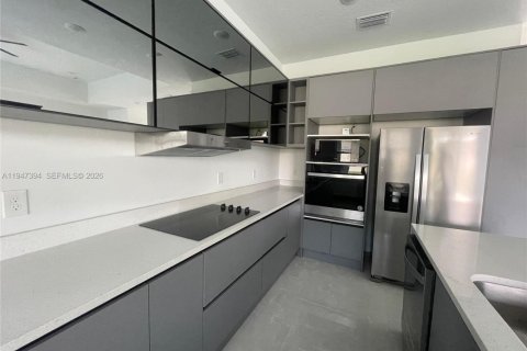 House in Palm Bay, Florida 4 bedrooms № 2003377 - photo 3