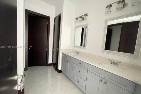 House in Palm Bay, Florida 4 bedrooms № 2003377 - photo 12