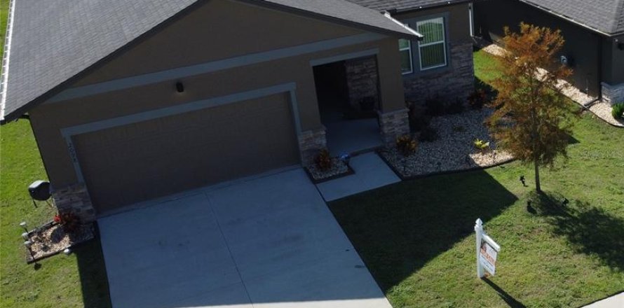 House in Minneola, Florida 4 bedrooms, 175.12 sq.m. № 2321639