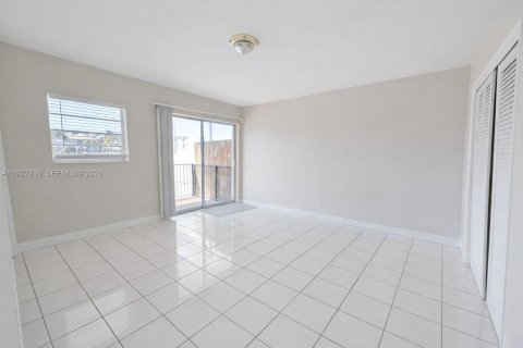 Condominio en venta en Hollywood, Florida, 1 dormitorio, 68.56 m2 № 1997475 - foto 3