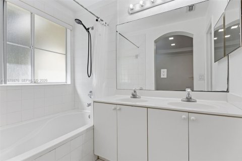 Купить таунхаус в Майами, Флорида 2 спальни, 117.15м2, № 2049531 - фото 21