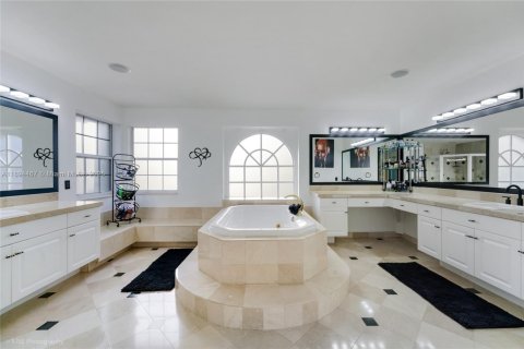 Villa ou maison à vendre à Miramar, Floride: 4 chambres, 316.52 m2 № 1946131 - photo 14