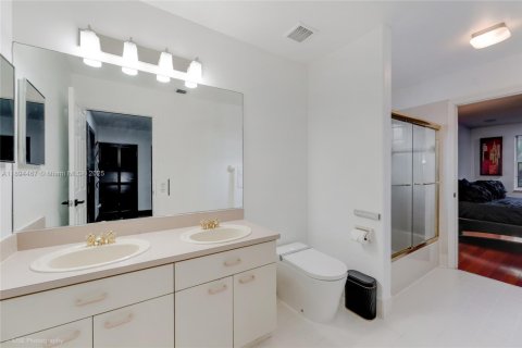 Villa ou maison à vendre à Miramar, Floride: 4 chambres, 316.52 m2 № 1946131 - photo 9