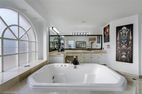 Villa ou maison à vendre à Miramar, Floride: 4 chambres, 316.52 m2 № 1946131 - photo 16