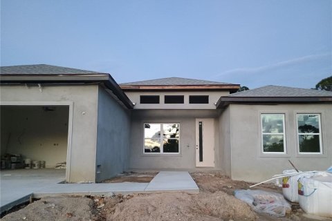 House in Placida, Florida 4 bedrooms, 156.17 sq.m. № 1915991 - photo 1