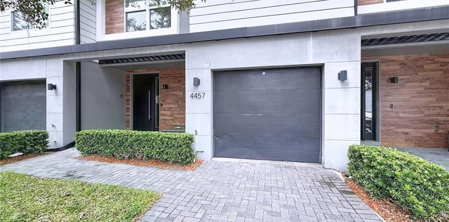 Adosado en Kissimmee, Florida 4 dormitorios, 162.76 m2 № 2094906