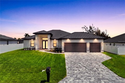 House in Cape Coral, Florida 4 bedrooms, 195.84 sq.m. № 2344817