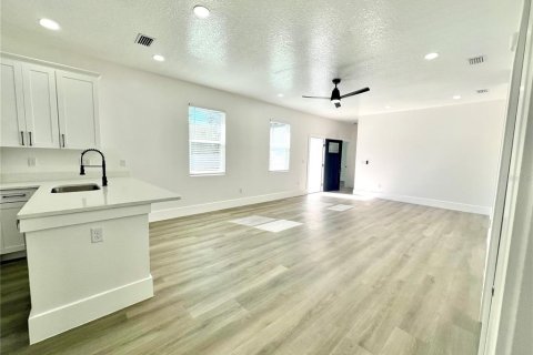 Casa en venta en Tampa, Florida, 4 dormitorios, 140.75 m2 № 2102240 - foto 13