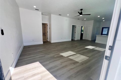 Casa en venta en Tampa, Florida, 4 dormitorios, 140.75 m2 № 2102240 - foto 9