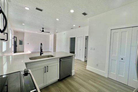 Casa en venta en Tampa, Florida, 4 dormitorios, 140.75 m2 № 2102240 - foto 16