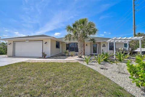 House in Englewood, Florida 3 bedrooms, 159.98 sq.m. № 1650370 - photo 1