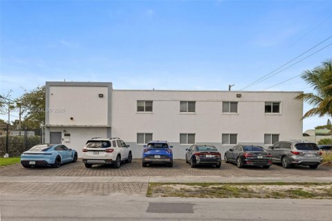 Commercial property in Miami Gardens, Florida № 2054117