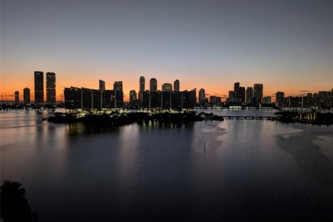 Кондоминиум с 4 спальнями в Авентура, Флорида № 1997695