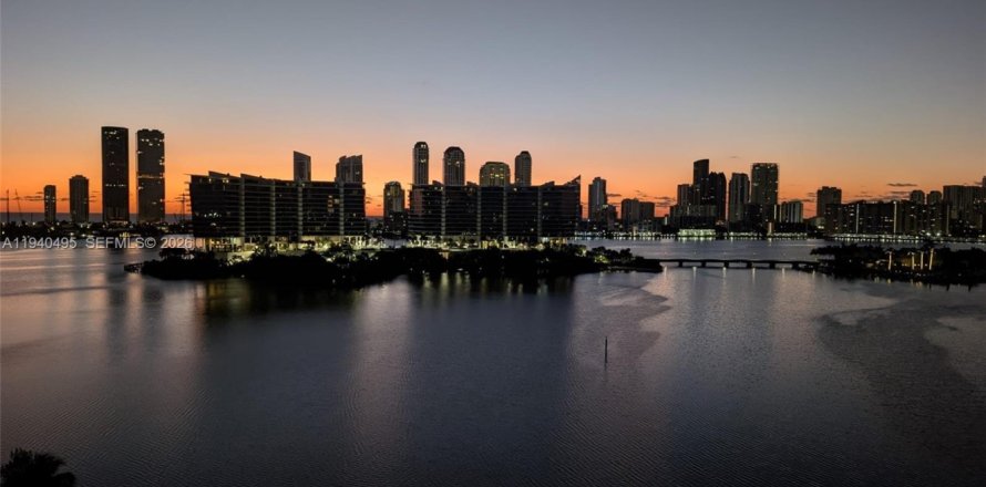 Кондоминиум с 4 спальнями в Авентура, Флорида № 1997695