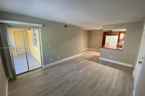 Снять в аренду кондоминиум в Помпано-Бич, Флорида 2 спальни, 83.89м2, № 1964633 - фото 2