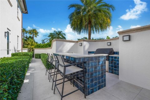 House in Coral Gables, Florida 5 bedrooms, 564.01 sq.m. № 1458658 - photo 3