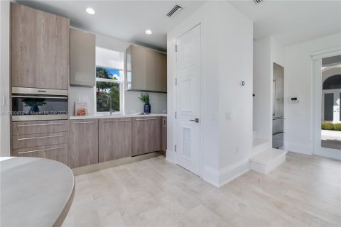 House in Coral Gables, Florida 5 bedrooms, 564.01 sq.m. № 1458658 - photo 5