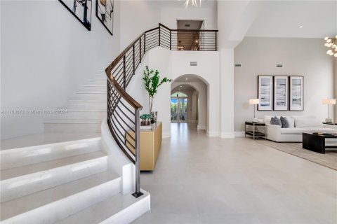 House in Coral Gables, Florida 5 bedrooms, 564.01 sq.m. № 1458658 - photo 12