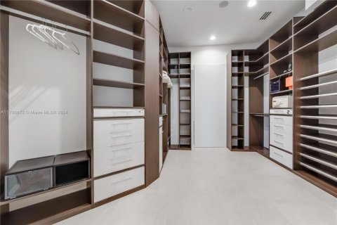 House in Coral Gables, Florida 5 bedrooms, 564.01 sq.m. № 1458658 - photo 30