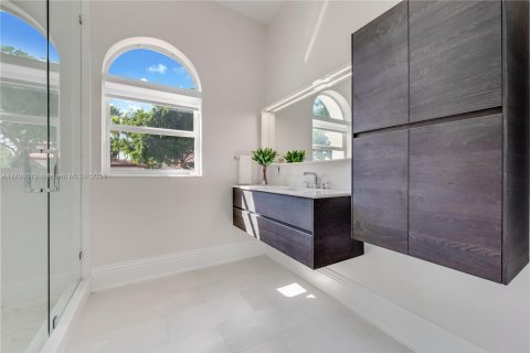 House in Coral Gables, Florida 5 bedrooms, 564.01 sq.m. № 1458658 - photo 26