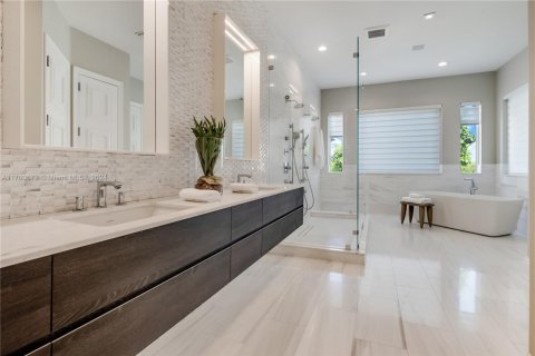 House in Coral Gables, Florida 5 bedrooms, 564.01 sq.m. № 1458658 - photo 29