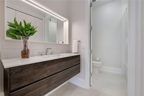 House in Coral Gables, Florida 5 bedrooms, 564.01 sq.m. № 1458658 - photo 24