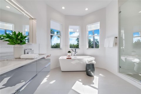 House in Coral Gables, Florida 5 bedrooms, 564.01 sq.m. № 1458658 - photo 7