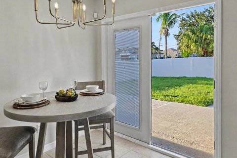 House in Port St. Lucie, Florida 4 bedrooms, 176.7 sq.m. № 2367754 - photo 16