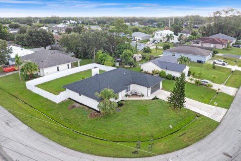 House in Port St. Lucie, Florida 4 bedrooms, 176.7 sq.m. № 2367754 - photo 2