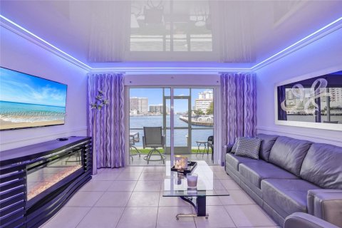 Condo in Hallandale Beach, Florida, 1 bedroom  № 1991330 - photo 13