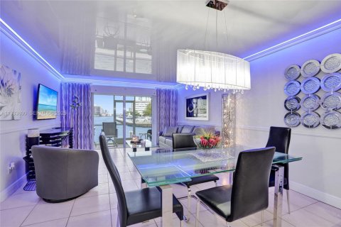 Condo in Hallandale Beach, Florida, 1 bedroom  № 1991330 - photo 10