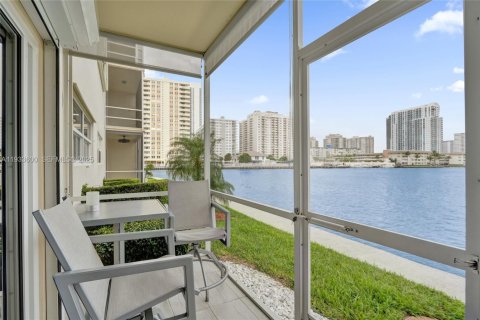 Condo in Hallandale Beach, Florida, 1 bedroom  № 1991330 - photo 19